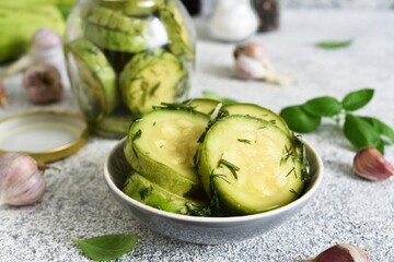 Будут готовы через 6 часов: быстрый рецепт маринованных кабачков