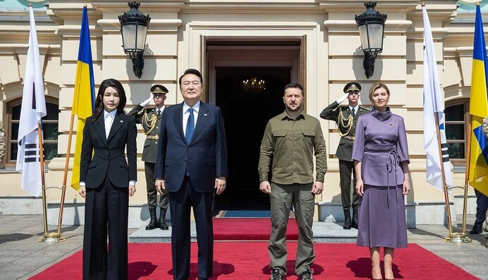 Елена Зеленская в костюме пурпурного цвета встретилась с президентом Южной Кореи и его супругой