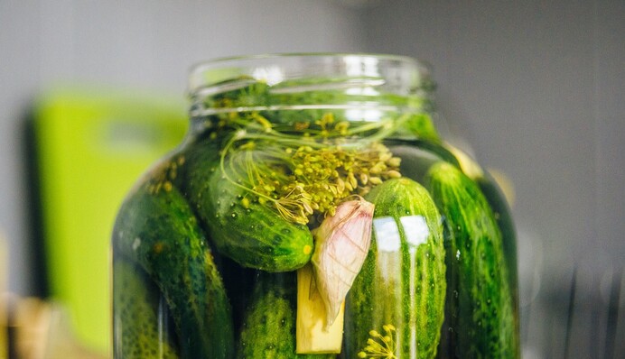 Будут стоять всю зиму: рецепт хрустящих квашеных огурцов в собственном соку