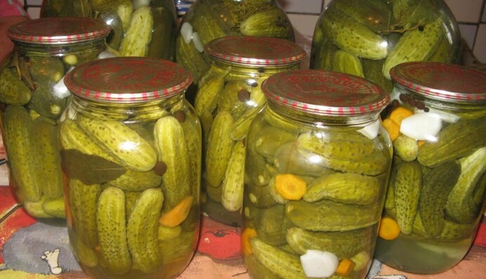 Простой рецепт для консервации: как приготовить маринованные огурцы по-польски
