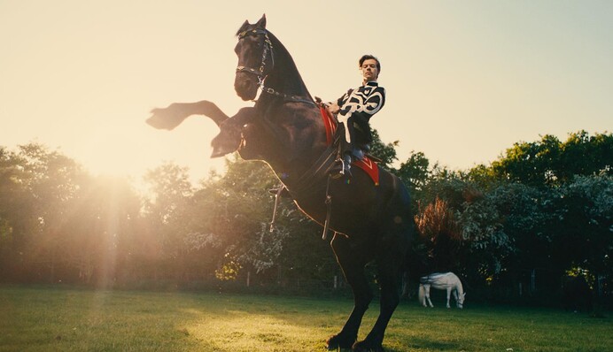 Режиссер из Украины Таню Муиньо сняла яркий клип для Гарри Стайлса: видео