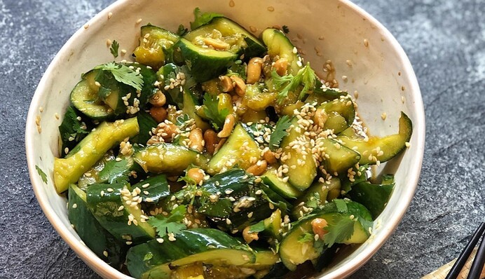 Смачна закуска за лічені хвилини: рецепт битих огірків з часником і соєвим соусом