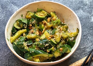 Вкусная закуска за считанные минуты: рецепт битых огурцов с чесноком и соевым соусом