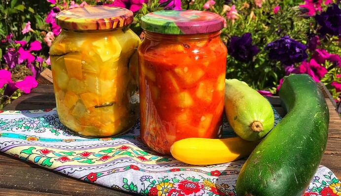 Вкусная консервация на зиму: рецепт пикантных кабачков в томате с чесноком