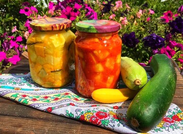 Вкусная консервация на зиму: рецепт пикантных кабачков в томате с чесноком