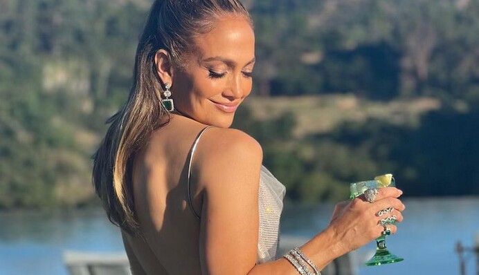 Дженніфер Лопес виповнилося 54 роки: співачка вразила стрункою фігурою в купальнику