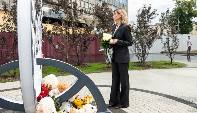 Елена Зеленская положила белые розы к мемориалу жертвам российского обстрела Винницы: фото