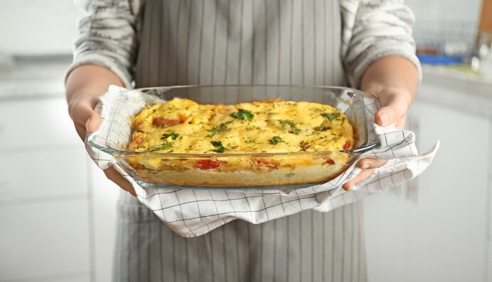 Как быстро отмыть пригоревший жир на стеклянной форме для запекания: действенные методы