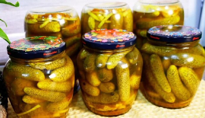 Приправа карри делает маринованные огурцы очень вкусными: простой рецепт консервации