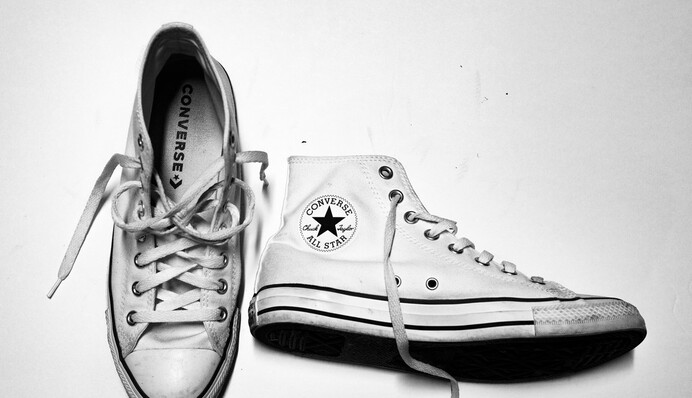 Прати не потрібно: сухі методи, які допоможуть позбутися плям на білих кедах