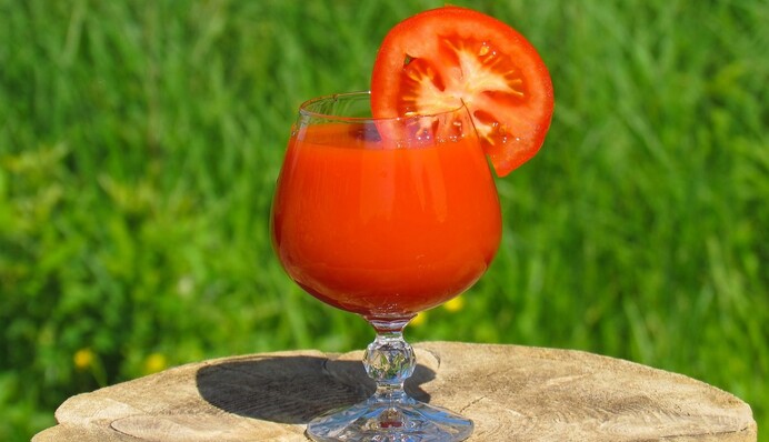 Тільки помідори, сіль та цукор: рецепт найпростішого томатного соку на зиму