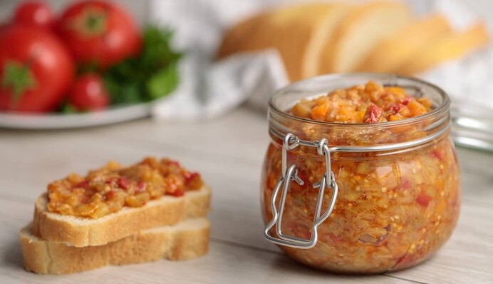 Так готовили еще наши бабушки: классический рецепт баклажанной икры на зиму