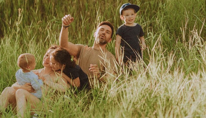 Тимур Мирошниченко с женой показали трогательные семейные фото с усыновленным мальчиком