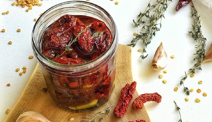 Дешевле, чем в магазине: как приготовить домашние вяленые томаты в духовке