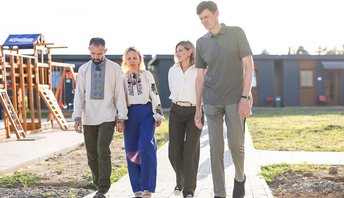 Олена Зеленська у кедах і штанах кольору хакі зустрілася з подружжями українських дипломатів: фото