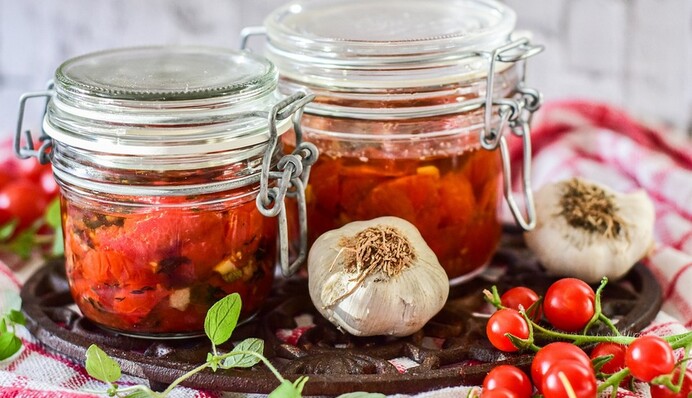 Можна готувати у пакеті і банці: смачний рецепт маринованих помідорів з часником