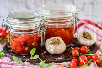 Можна готувати у пакеті і банці: смачний рецепт маринованих помідорів з часником