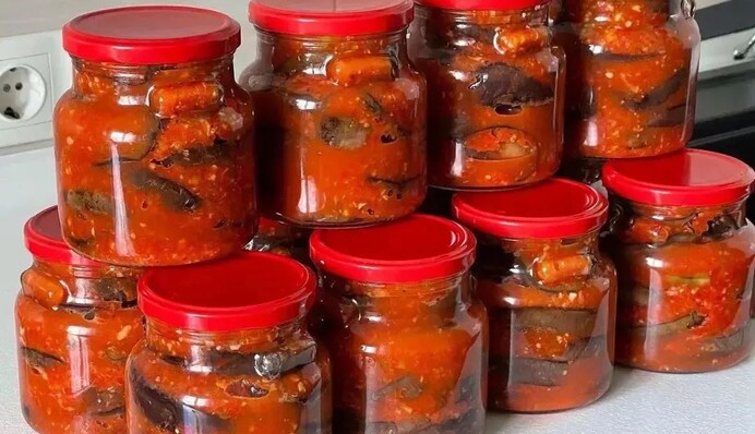 Умеренно острые и вкусные: простой рецепт баклажанов с кетчупом на зиму