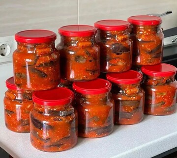 Помірно гострі та смачні: простий рецепт баклажанів з кетчупом на зиму