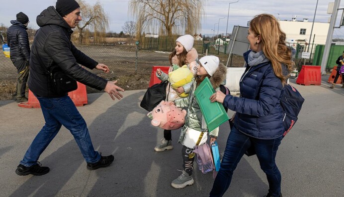 Запретить - это легко: как вернуть миллионы украинцев домой