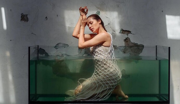 Чоловік затвердив: Наталка Денисенко знялася оголеною в акваріумі