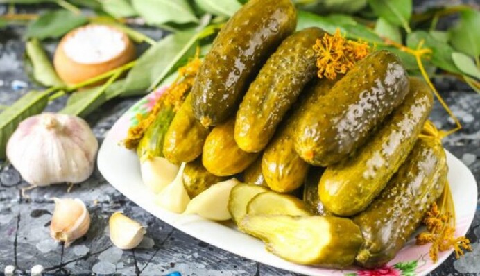 Рецепт квашеных огурцов с сухой горчицей стал популярным благодаря своей простоте: как их закрыть