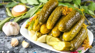 Рецепт квашених огірків з сухою гірчицею став популярним завдяки своїй простоті: як їх закрити