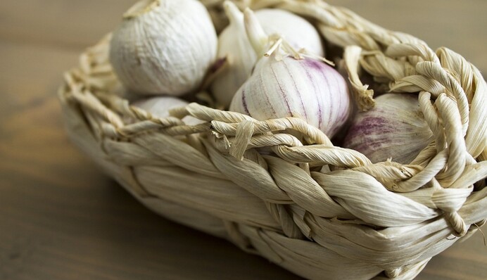 Важливе правило довгого зберігання часнику, яке порушує більшість людей