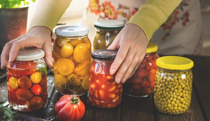 В духовці, каструлі і мікрохвильовці: найкращі способи стерилізації банок