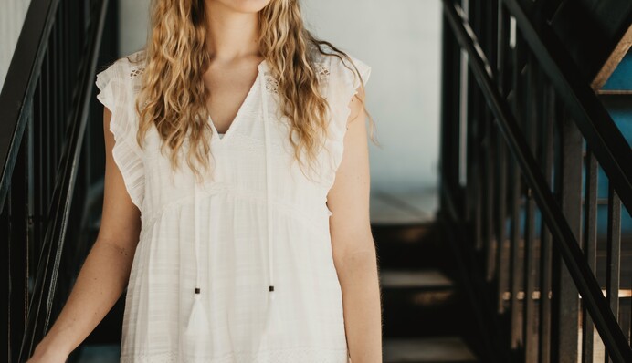 Стилістка назвала поширену помилку, яку допускають жінки, коли носять білий одяг