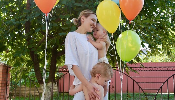 Вера Кекелия впервые показала лицо младшего сына, которому исполнился год: фото