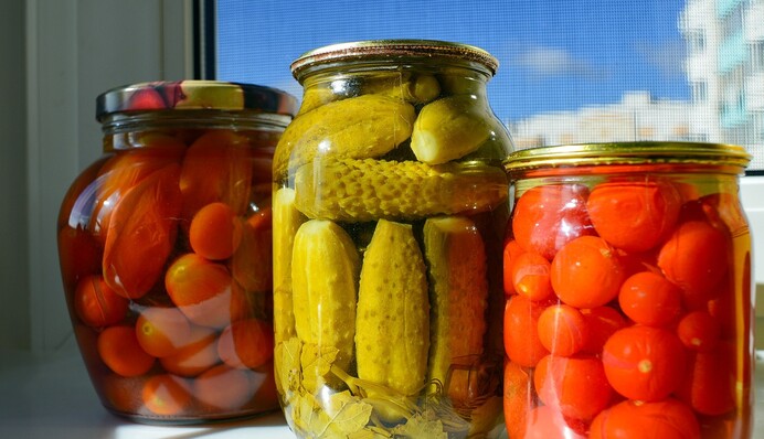 Розумний лайфхак для консервації, щоб помідори в банках були цілими і не тріскалися