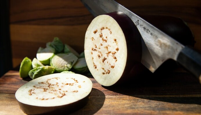 Почему горчат баклажаны и как убрать из них неприятный привкус: поможет не только соль