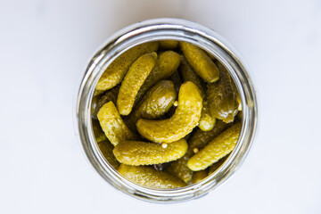 Маринованные огурцы, которые разлетятся на ура: рецепт корнишонов по-польски