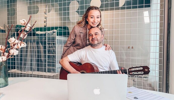 Полюбила ще в дитинстві: дружина Віктора Павліка розповіла, як стала фанаткою артиста