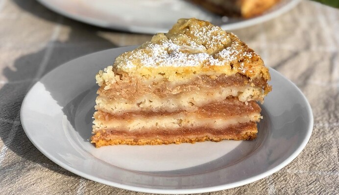 Много яблок и нежное тесто: простой рецепт пирога, который следует приготовить вместо шарлотки