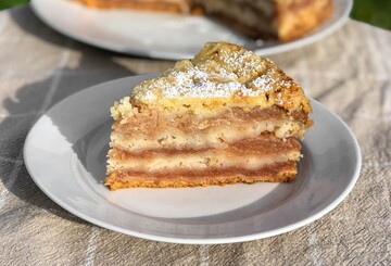 Много яблок и нежное тесто: простой рецепт пирога, который следует приготовить вместо шарлотки