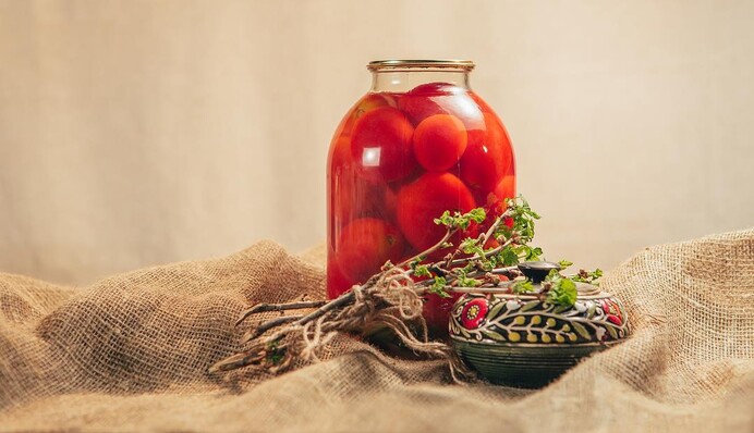 Как закрыть квашеные помидоры, чтобы не перекисли до зимы: рецепт в банках