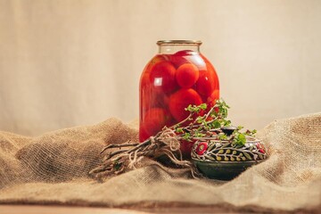 Как закрыть квашеные помидоры, чтобы не перекисли до зимы: рецепт в банках