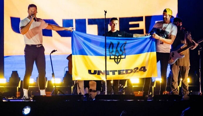 Imagine Dragons в Варшаве пригласили на сцену юного украинца, чей разрушенный дом показали в клипе