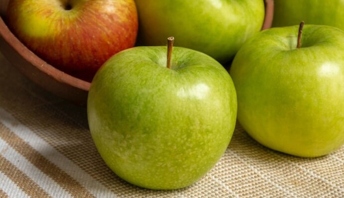 Святят не только яблоки и мед: что нужно нести в церковь на праздник Яблочного Спаса