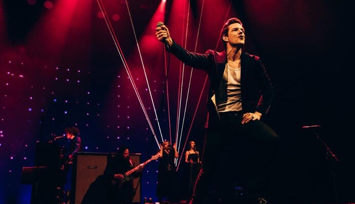 Давняя традиция: группа The Killers объяснила появление россиянина на сцене во время концерта в Грузии