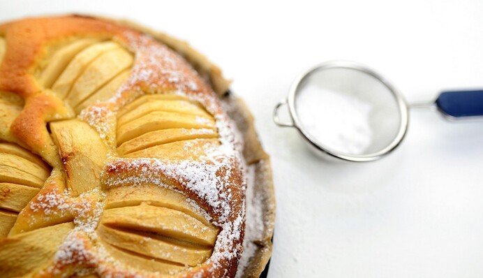 Самая простая выпечка на Яблочный Спас: как приготовить нежную шарлотку с яблоками