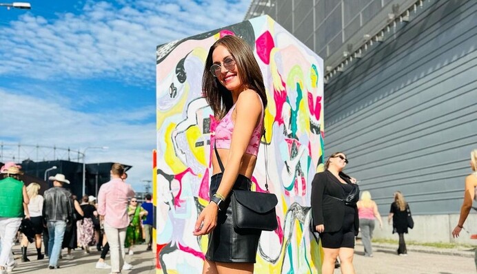 В прозрачном платье и ярком мини: экс-премьер Финляндии поразила смелым нарядом