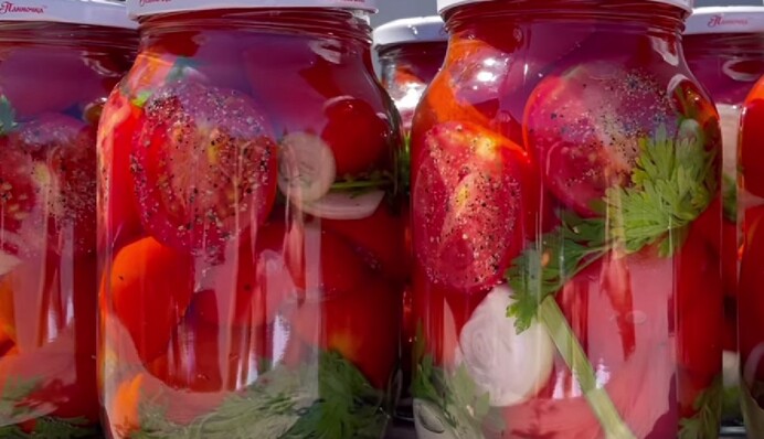 С перцем получаются лучше всего: простой рецепт маринованных помидоров половинками