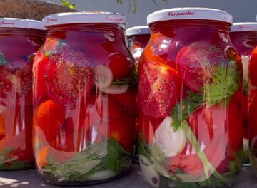 С перцем получаются лучше всего: простой рецепт маринованных помидоров половинками