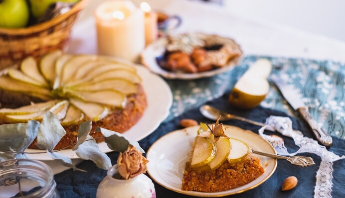 Если дома есть груши, стоит приготовить из них вкусный вариант шарлотки: рецепт пирога