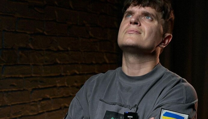 Редко пользуюсь: Анатолий Анатолич показал документ, с которым беспрепятственно пересекает границу