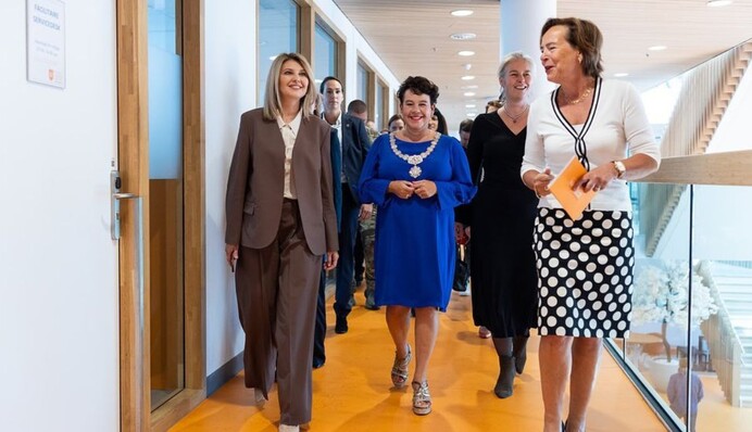 Елена Зеленская в модных штанах палаццо посетила детскую больницу в Нидерландах: фото