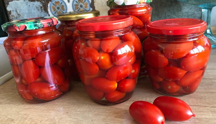 Рецепт сладких маринованных помидоров, который годами остается популярным у хозяек